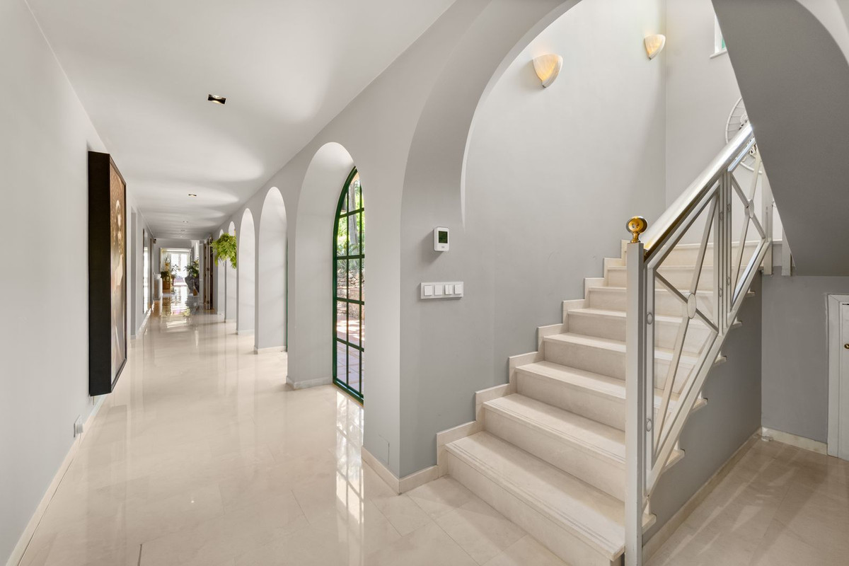 Villa for sale in Benalmadena