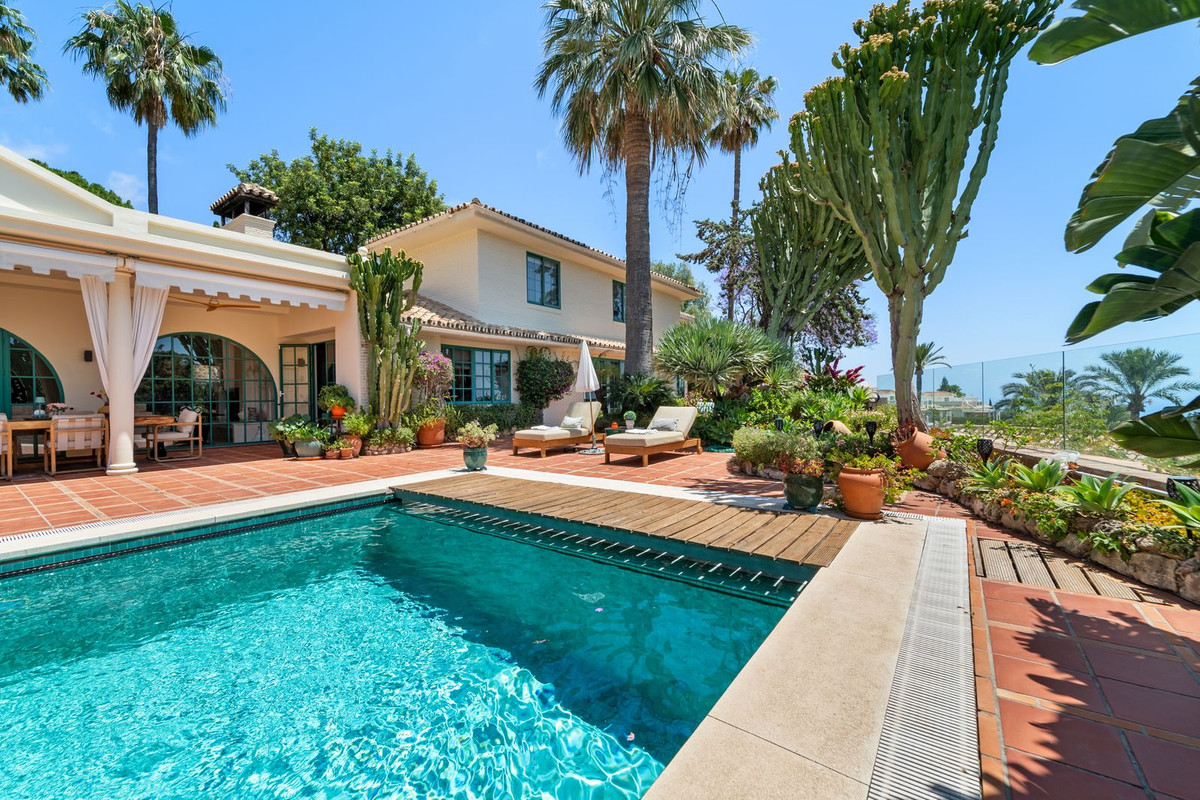 Villa for sale in Benalmadena