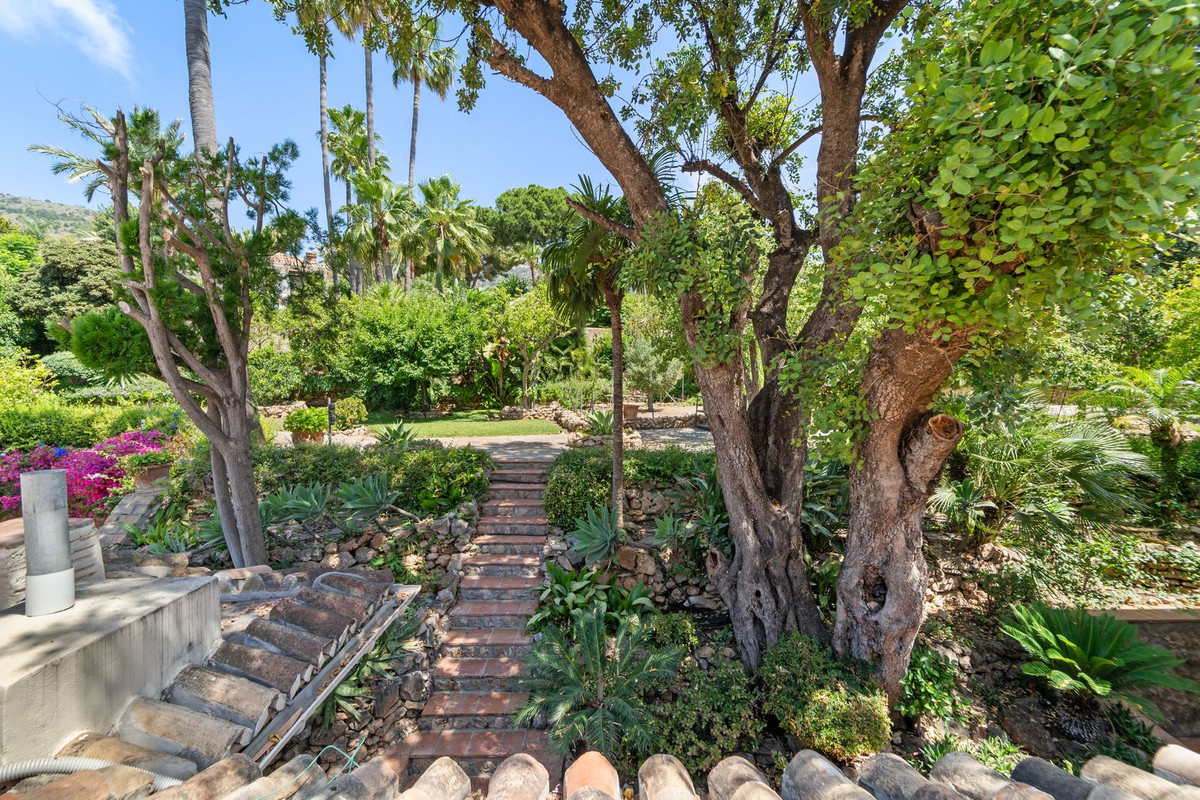 Villa for sale in Benalmadena