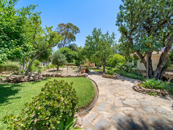 Villa for sale in Benalmadena