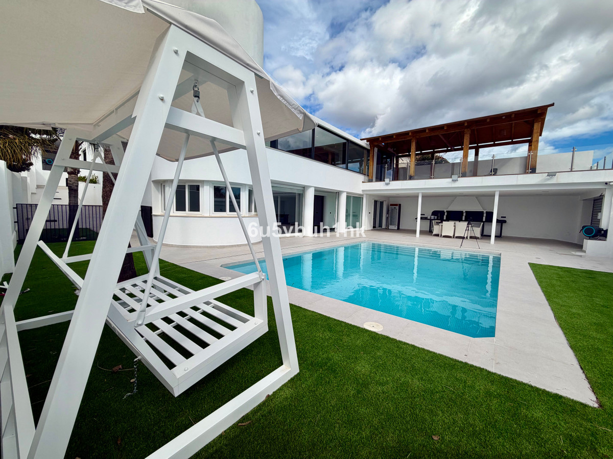 Villa for sale in Benalmadena