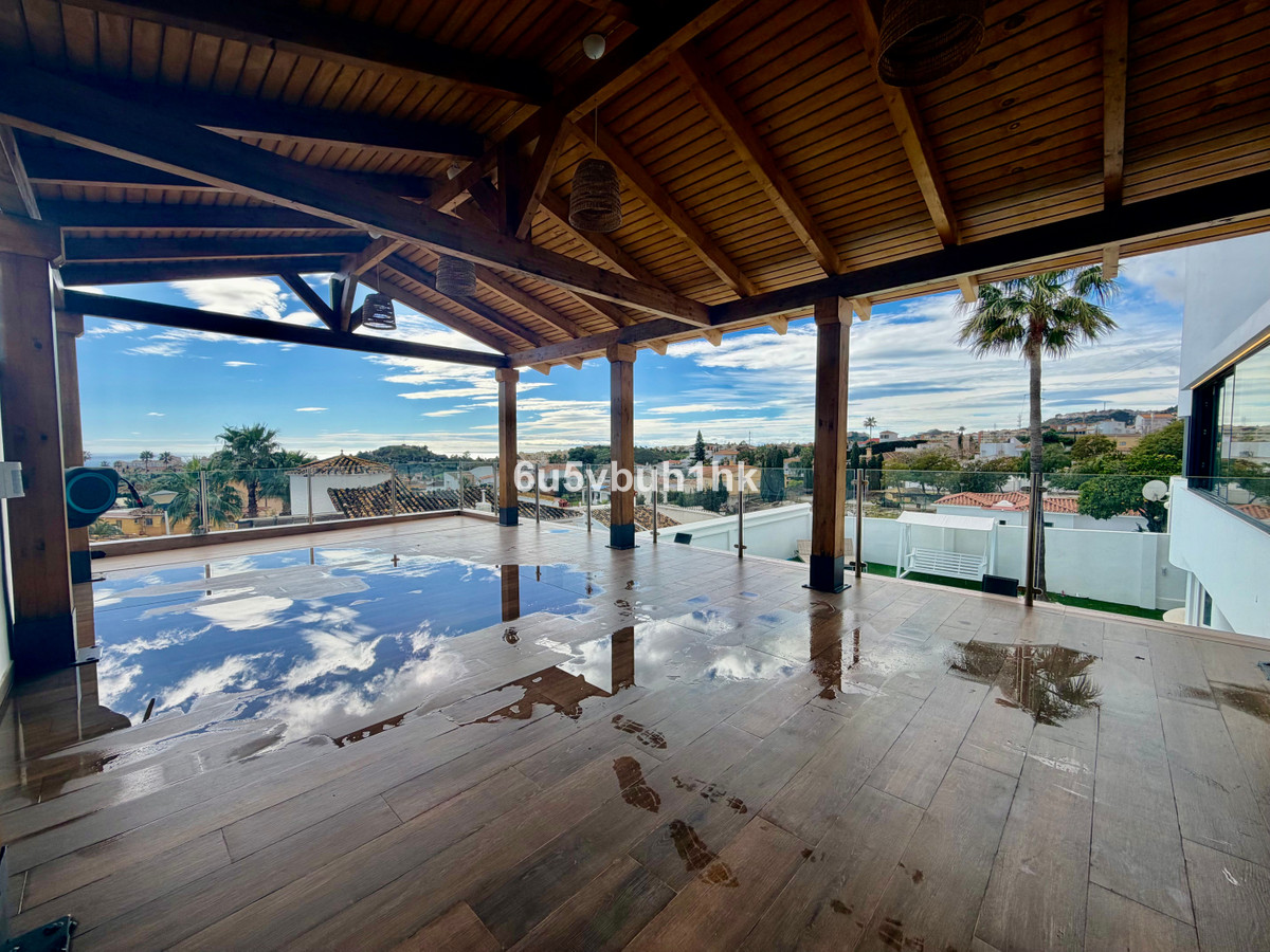 Villa for sale in Benalmadena