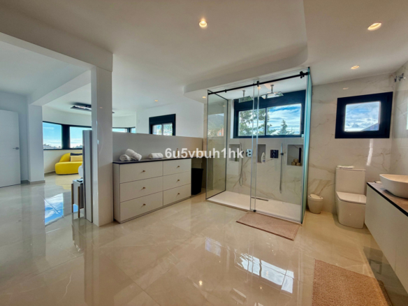 Villa for sale in Benalmadena
