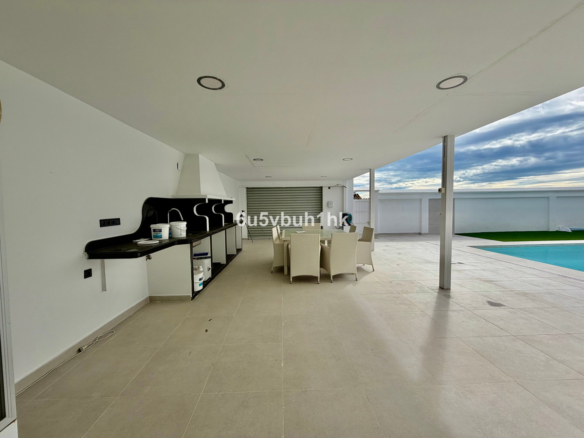 Villa for sale in Benalmadena