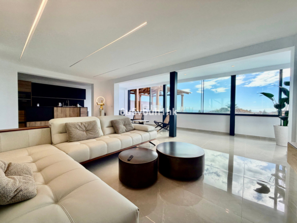 Villa for sale in Benalmadena