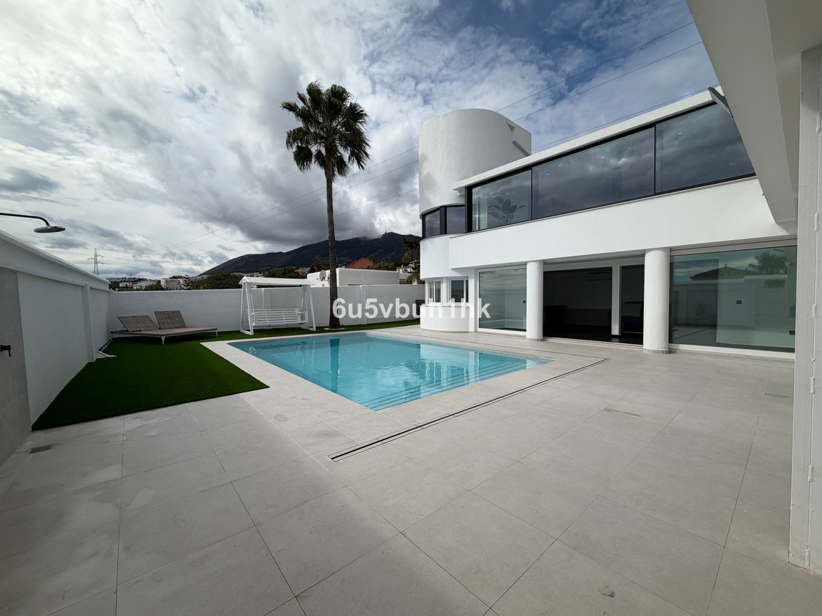 Villa for sale in Benalmadena