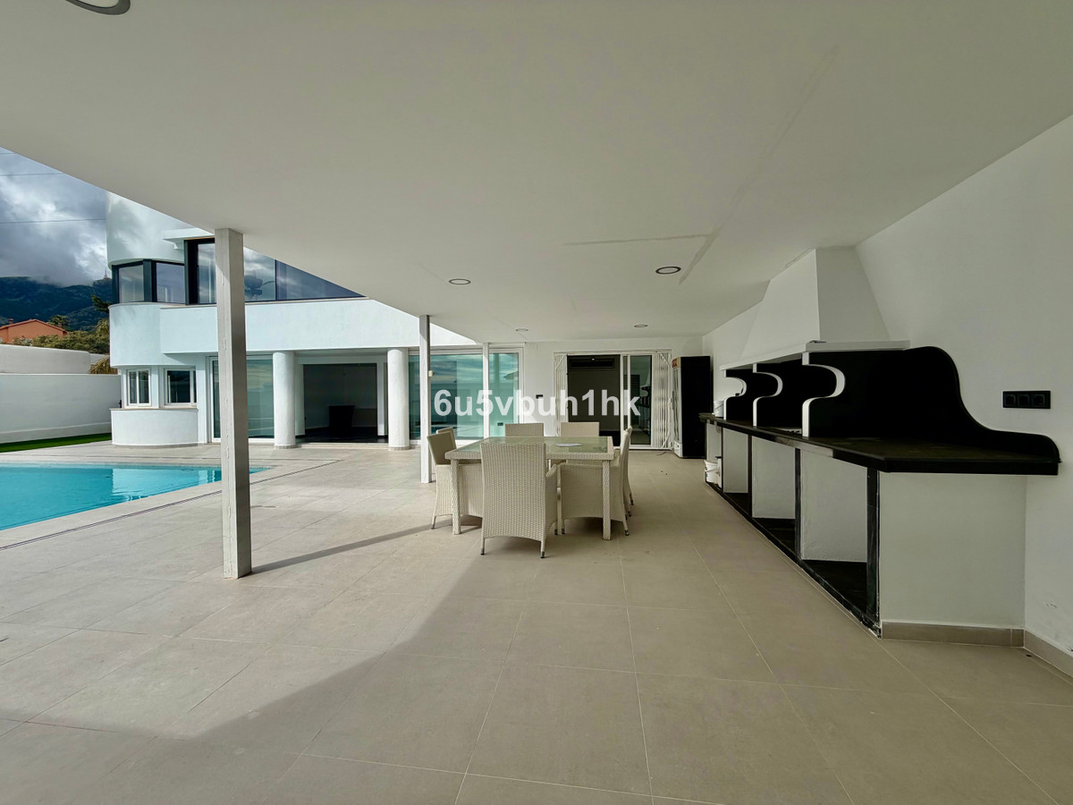 Villa for sale in Benalmadena