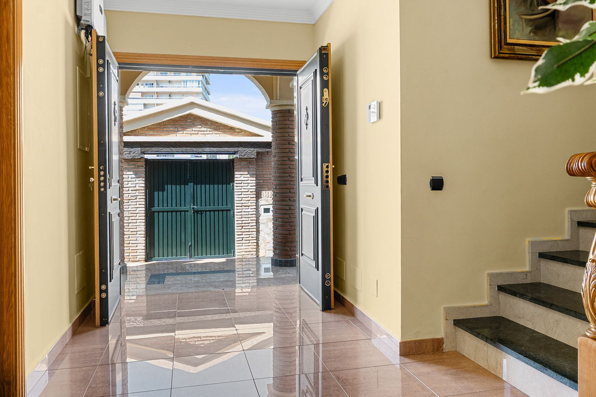 Villa for sale in Benalmadena