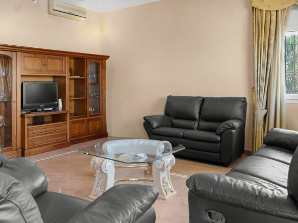Villa for sale in Benalmadena