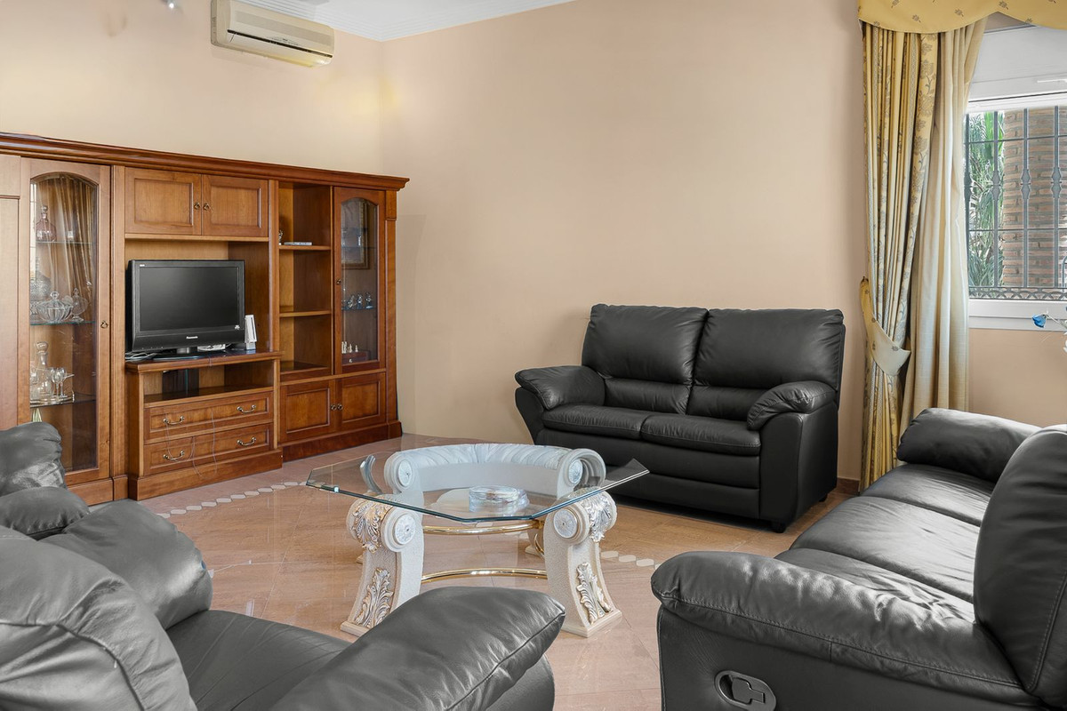 Villa for sale in Benalmadena