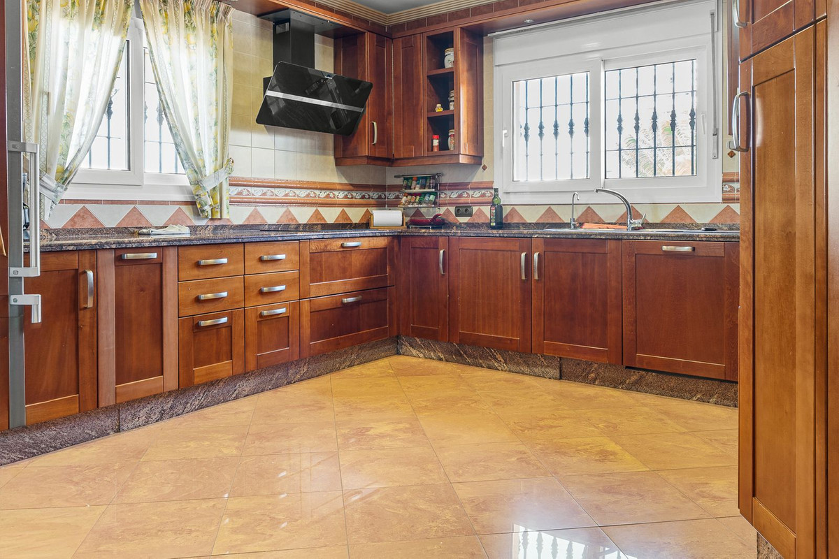 Villa for sale in Benalmadena