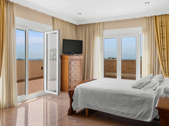 Villa for sale in Benalmadena