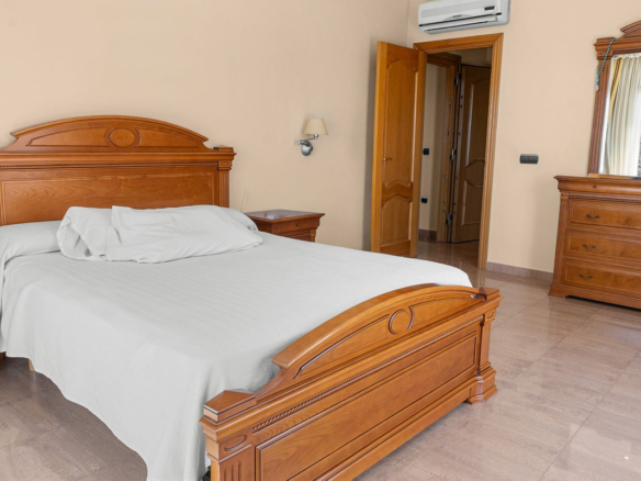 Villa for sale in Benalmadena