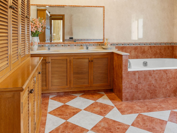 Villa for sale in Benalmadena