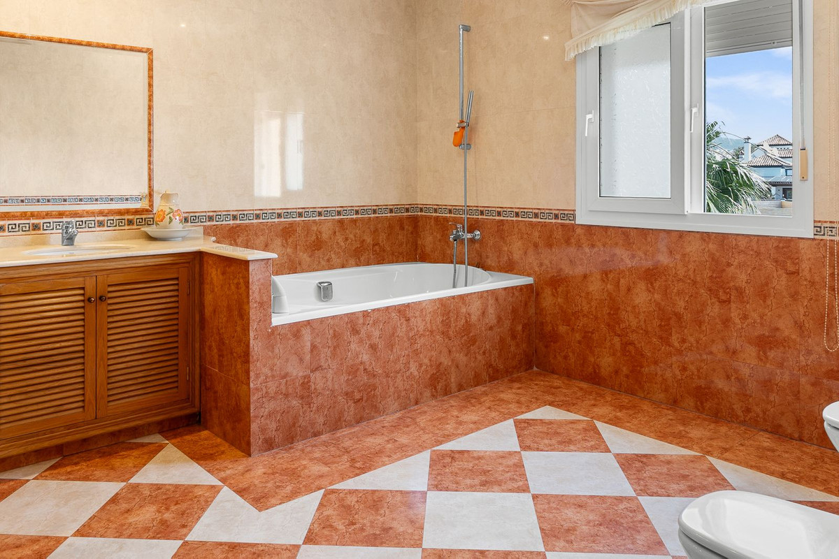 Villa for sale in Benalmadena