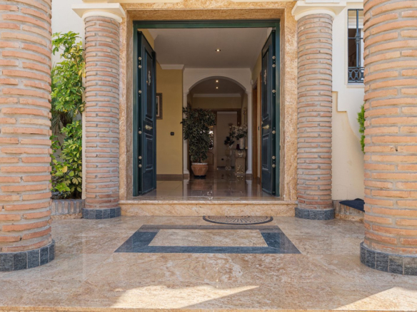 Villa for sale in Benalmadena