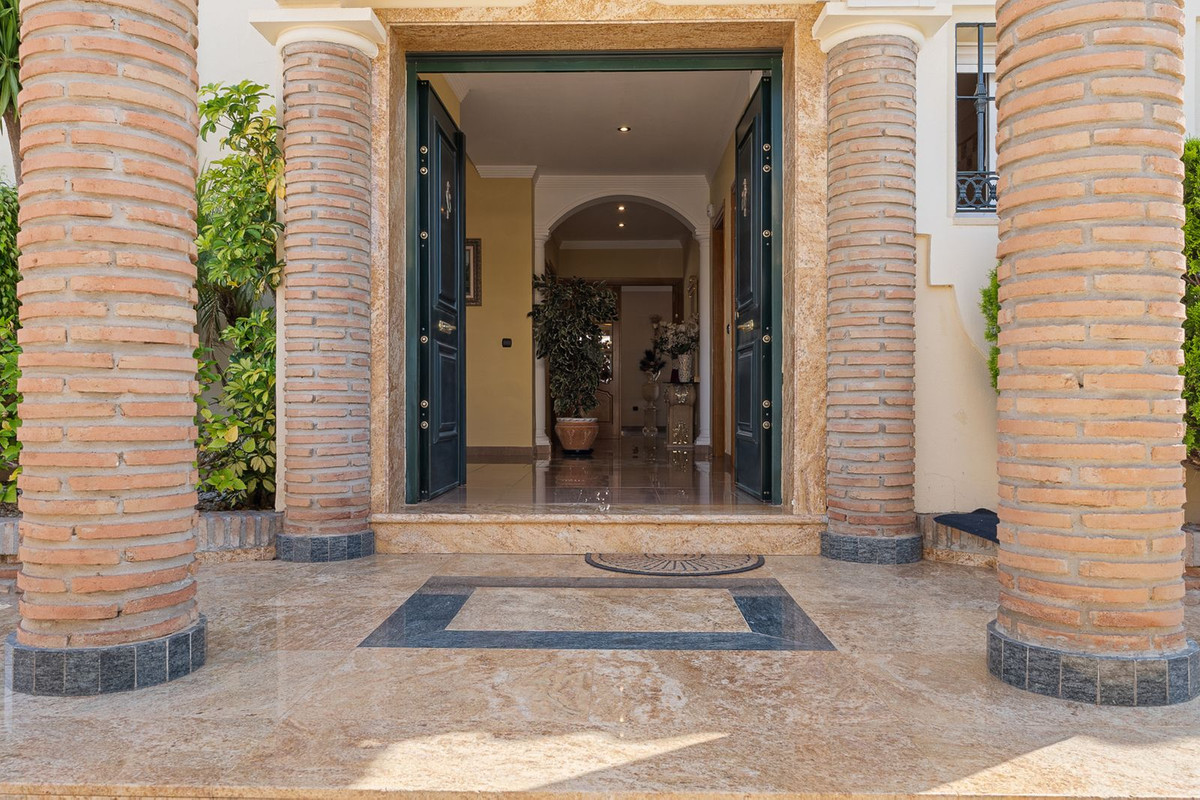 Villa for sale in Benalmadena