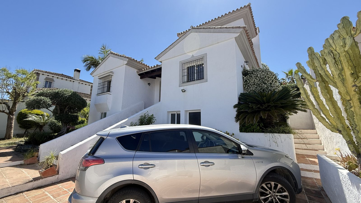 Villa for sale in Coín