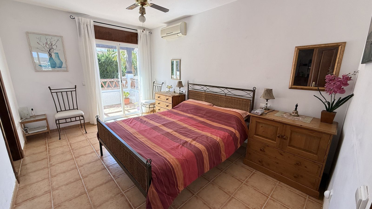 Villa for sale in Coín
