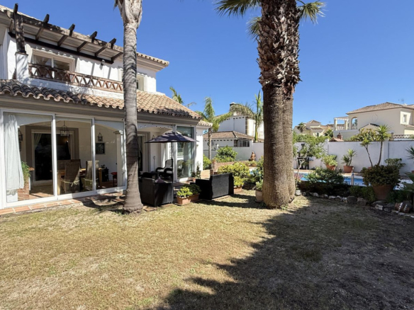 Villa for sale in Coín