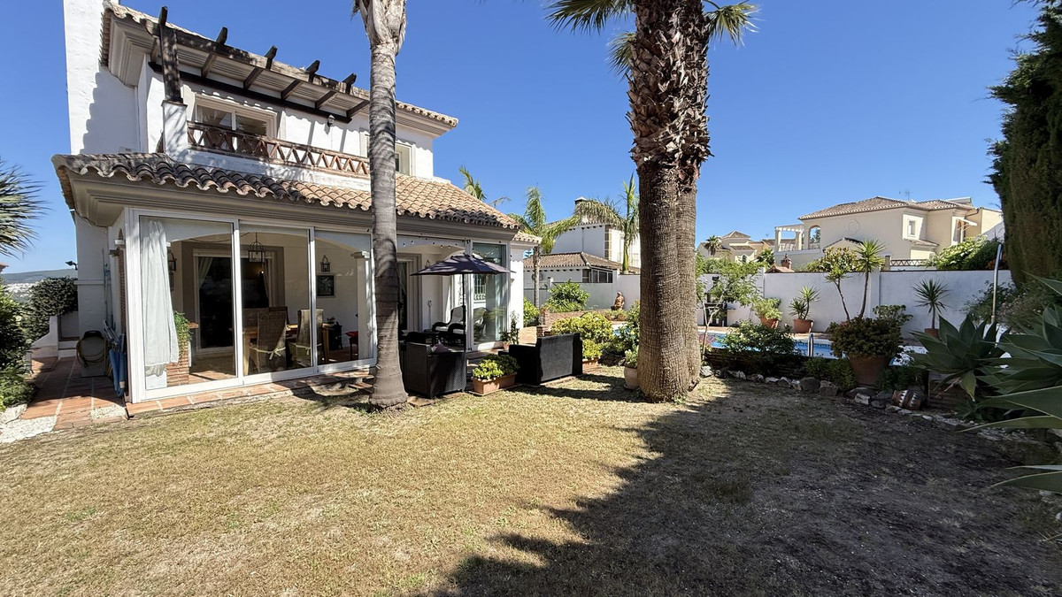 Villa for sale in Coín