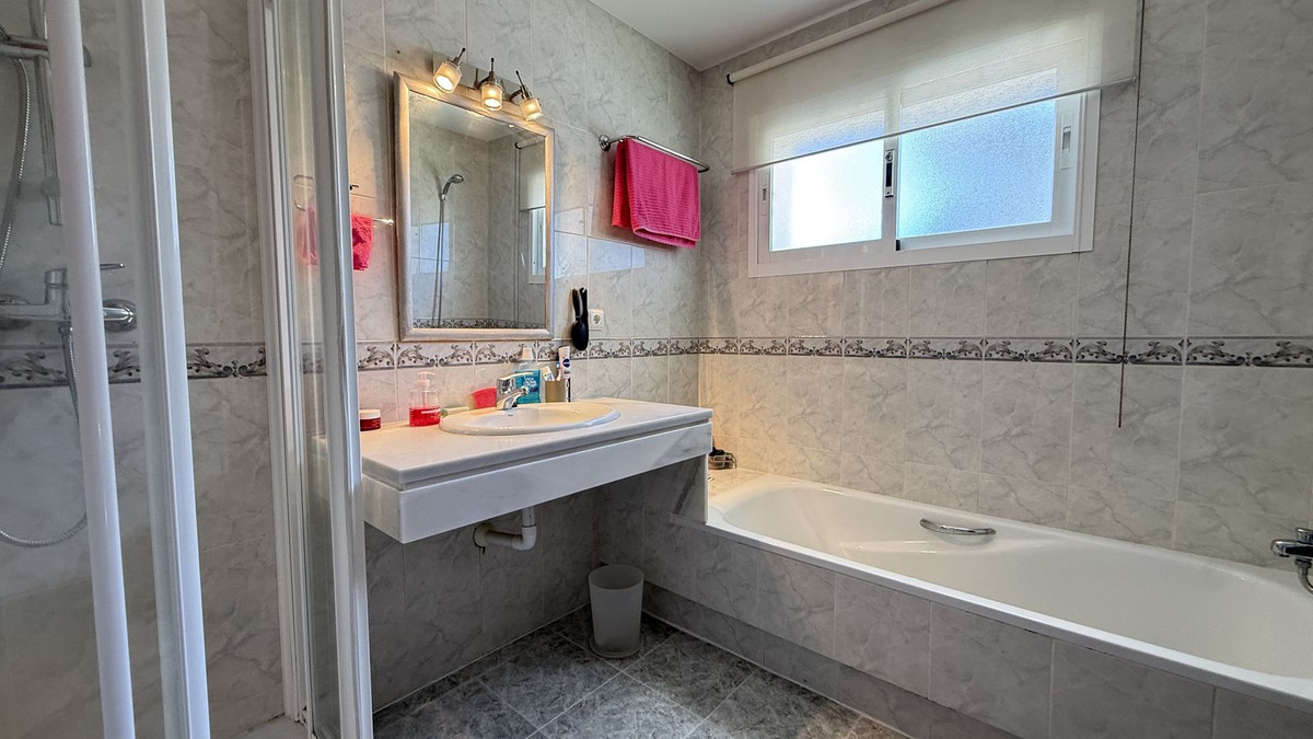 Villa for sale in Coín