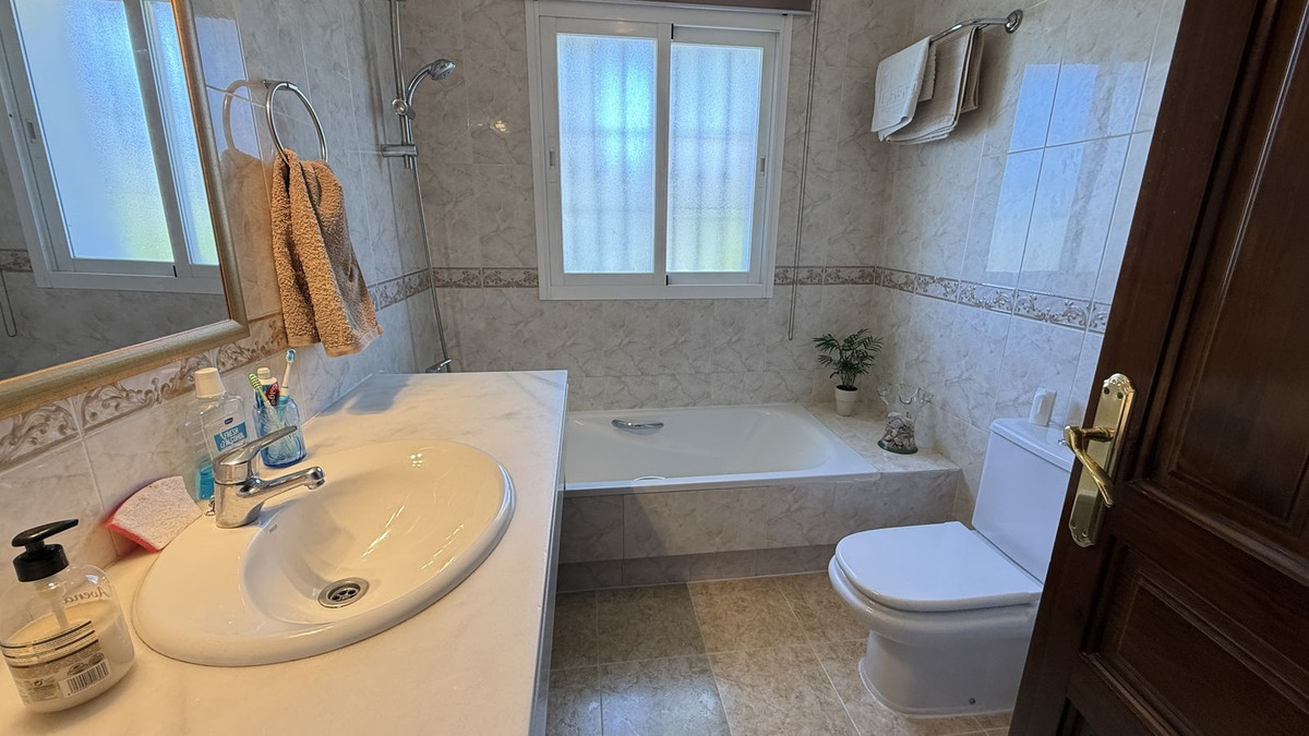 Villa for sale in Coín