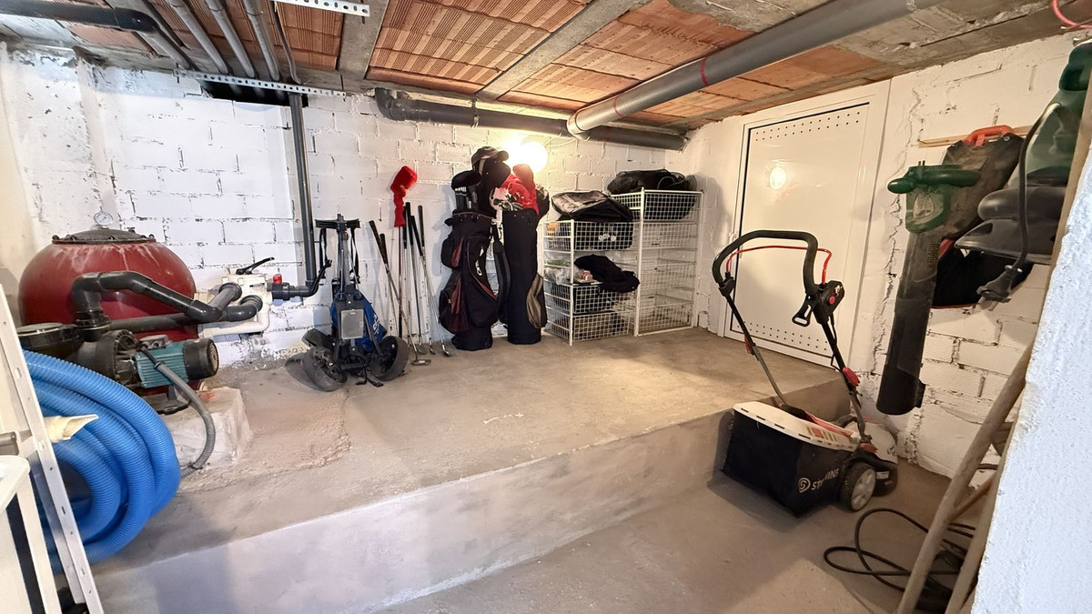 Villa for sale in Coín