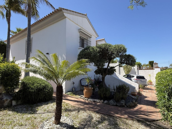 Villa for sale in Coín