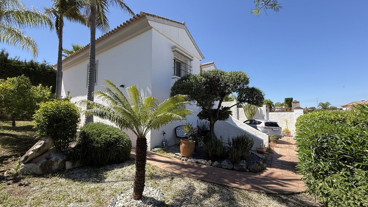 Villa for sale in Coín