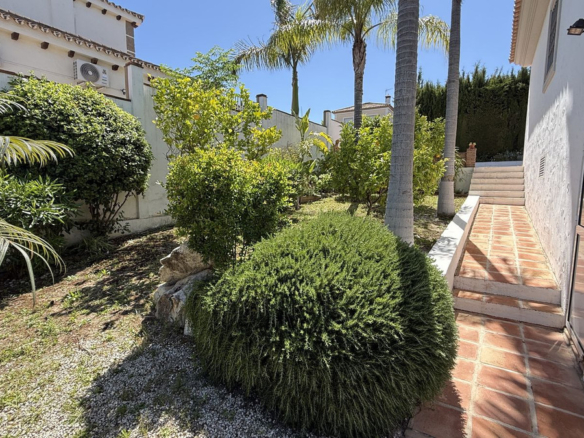 Villa for sale in Coín
