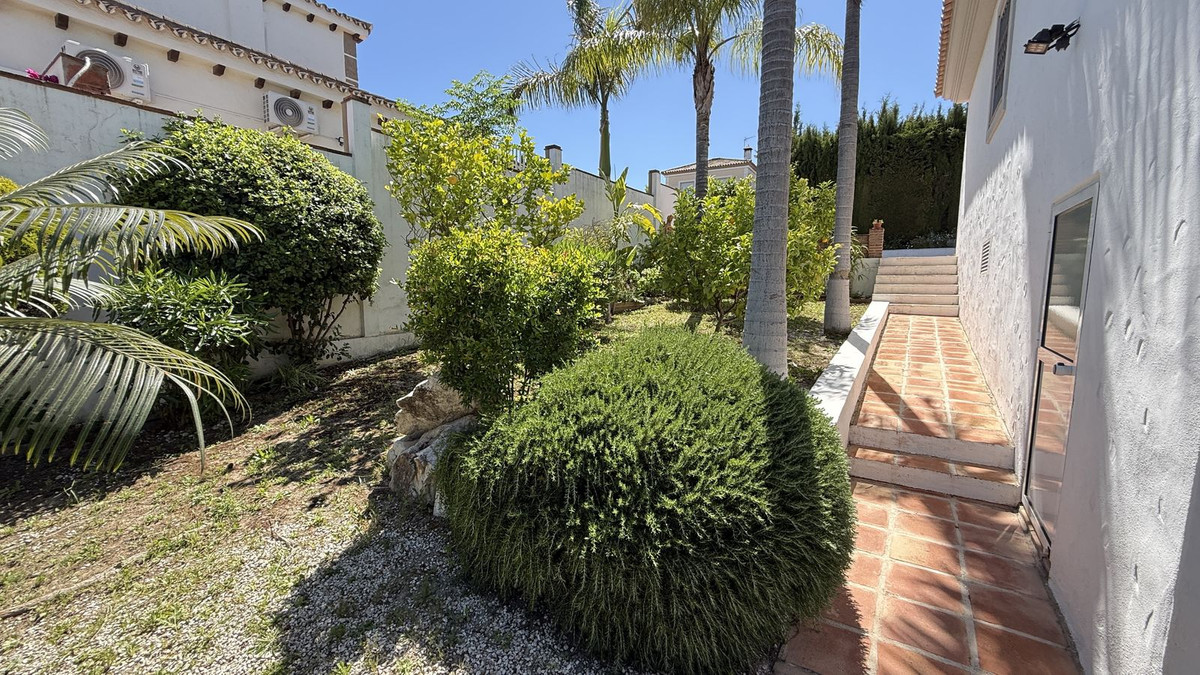 Villa for sale in Coín