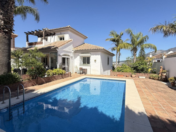 Villa for sale in Coín