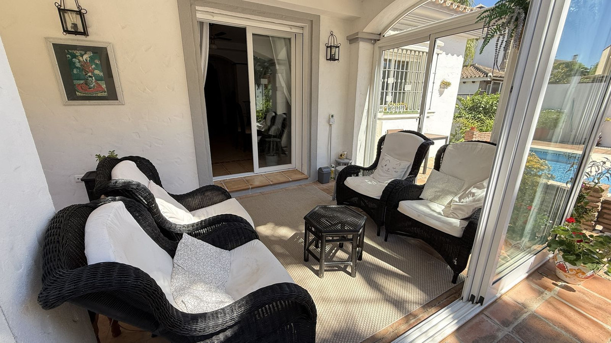 Villa for sale in Coín