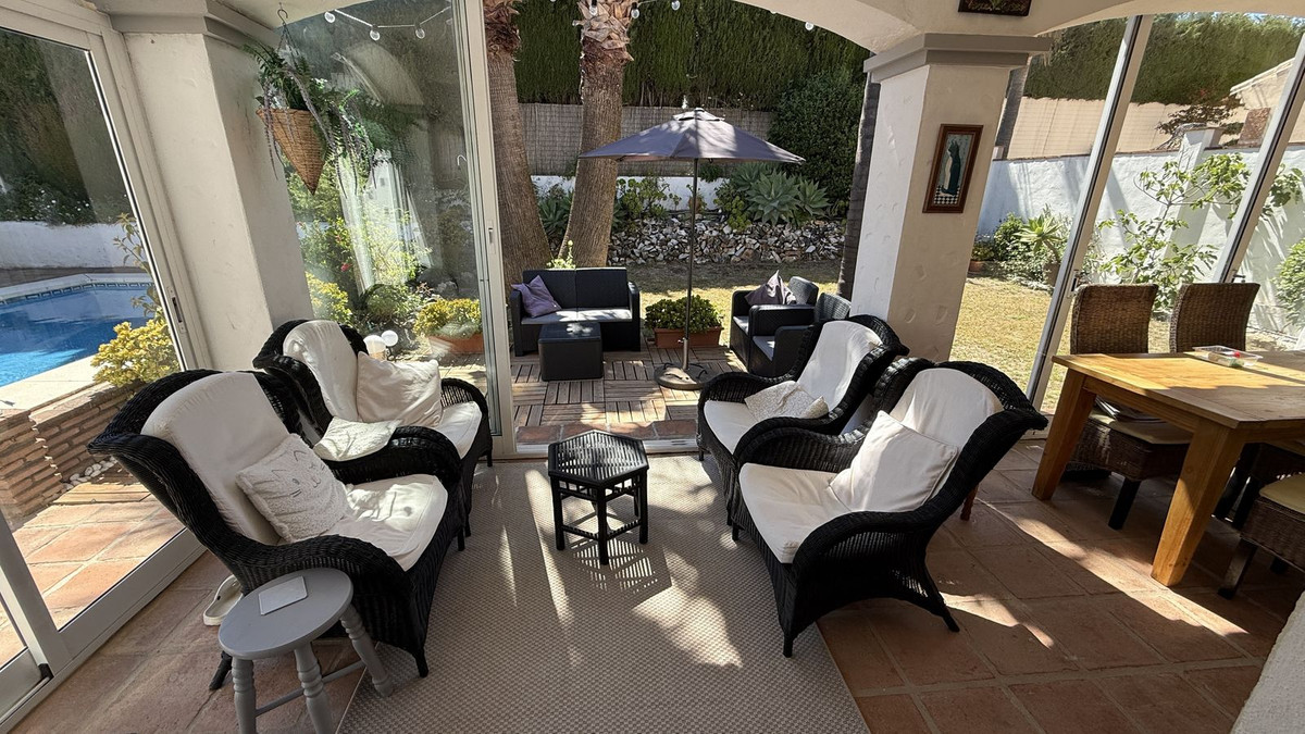 Villa for sale in Coín