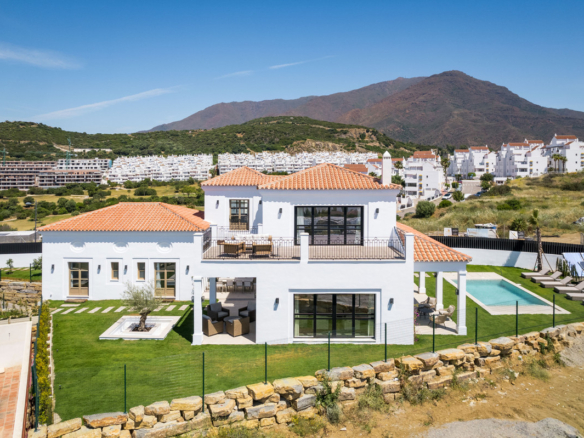 Villa for sale in Estepona