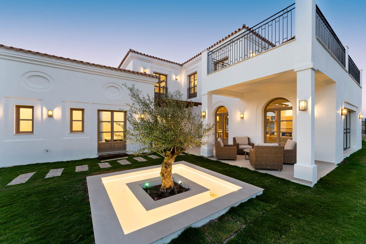 Villa for sale in Estepona
