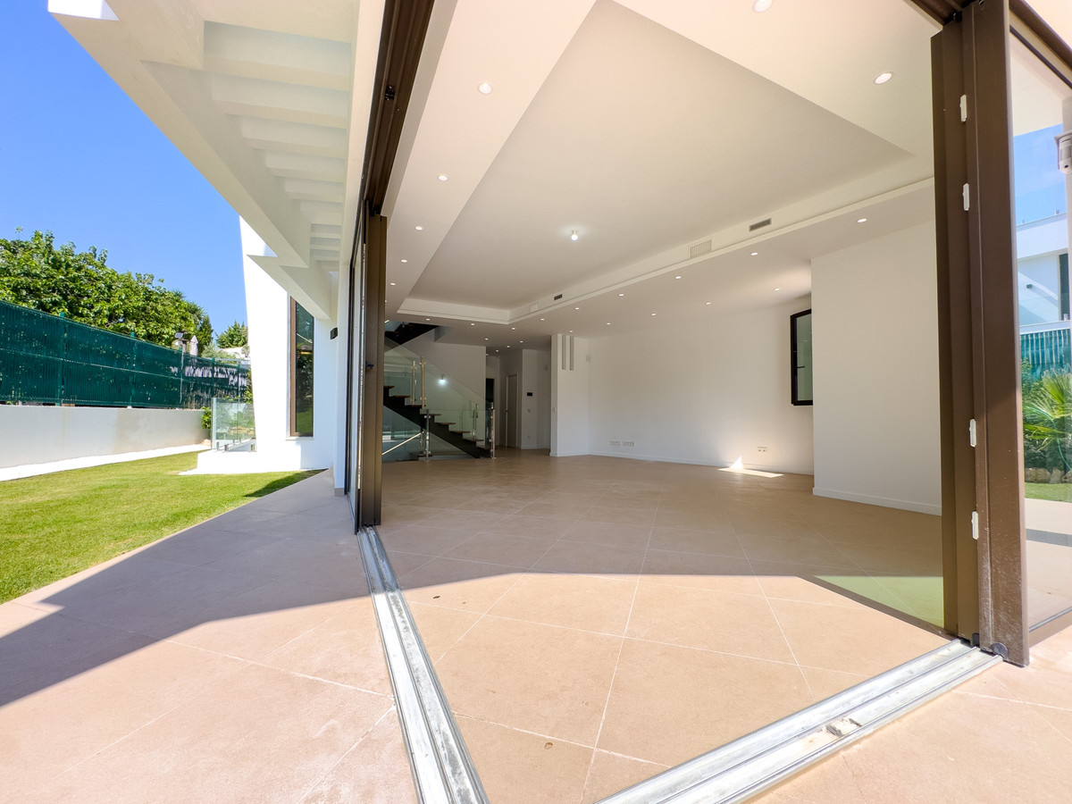 Villa for sale in Estepona