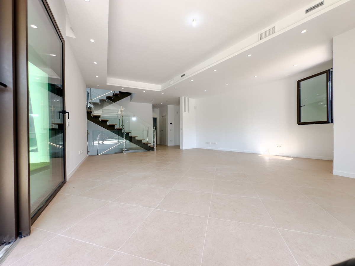 Villa for sale in Estepona