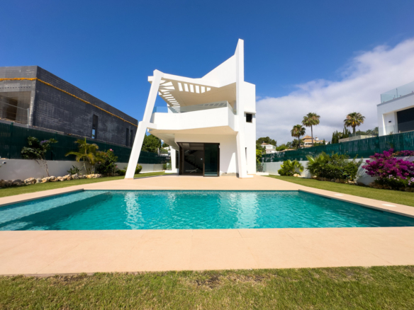 Villa for sale in Estepona