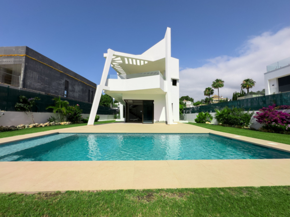 Villa for sale in Estepona