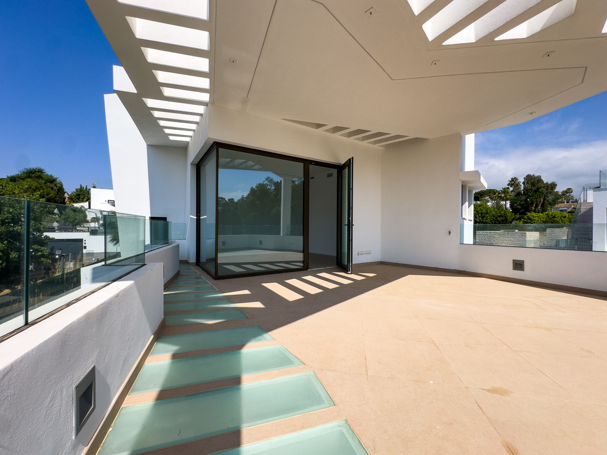 Villa for sale in Estepona