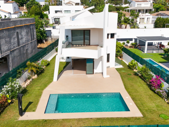 Villa for sale in Estepona
