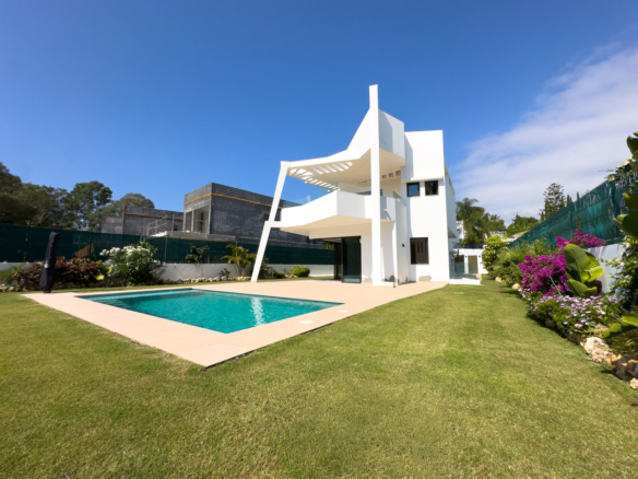 Villa for sale in Estepona