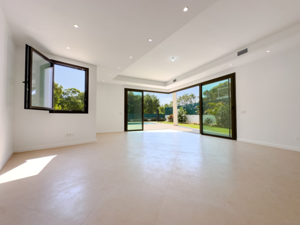 Villa for sale in Estepona