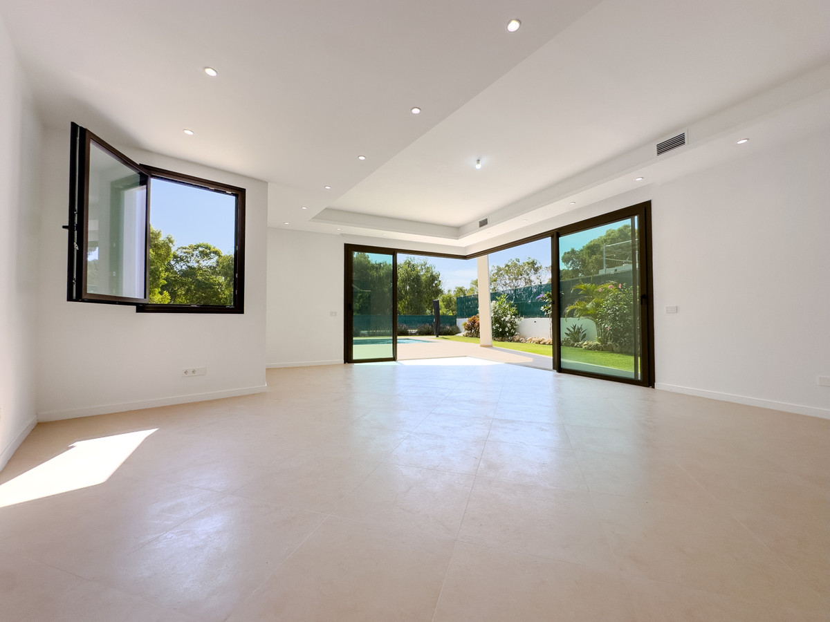 Villa for sale in Estepona