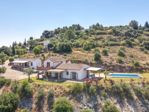 Villa for sale in Guaro