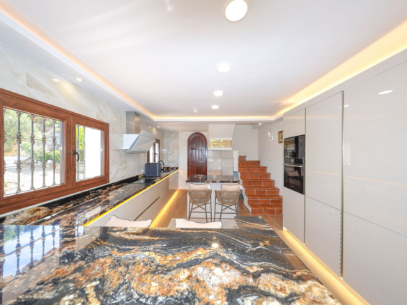 Villa for sale in Guaro