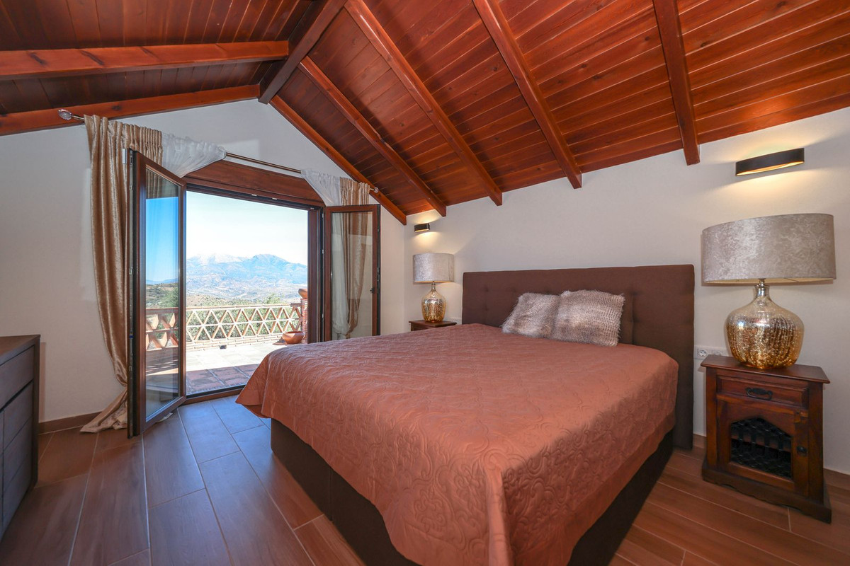 Villa for sale in Guaro