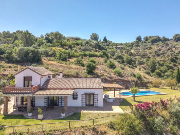 Villa for sale in Guaro